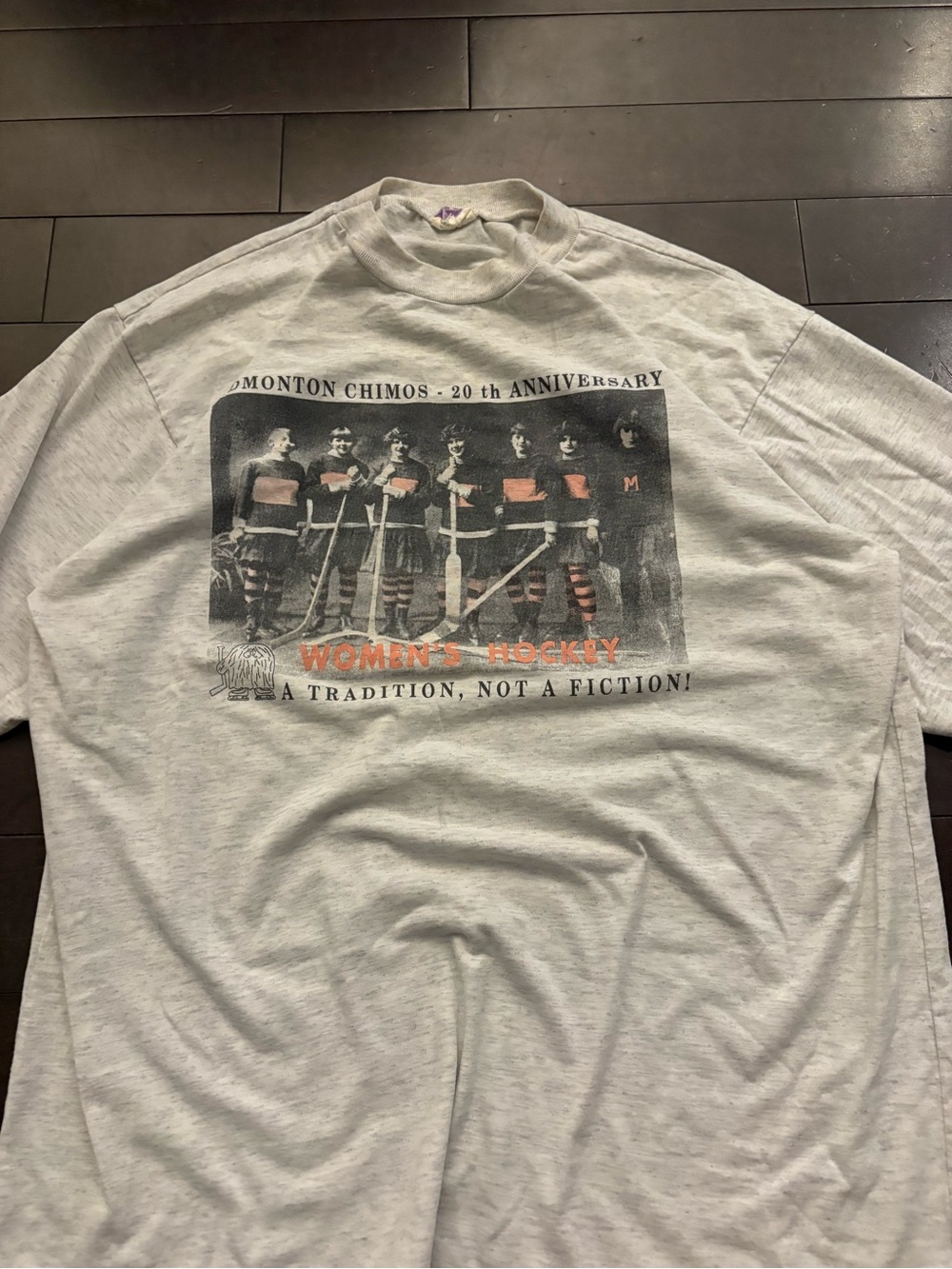 Vintage 90s women’s hockey tee